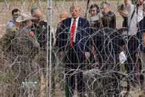 Khi còn là ứng cử viên Tổng thống, ông Donald Trump đã đến thăm biên giới Mỹ-Mexico tại Eagle Pass, Texas vào tháng 2. Ảnh: Reuters.