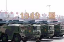 Mẫu tên lửa siêu thanh DF-17 của Trung Quốc trong một cuộc diễu binh (Ảnh: National Interest)