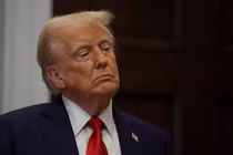 Tổng thống Mỹ Donald Trump đứng dậy sau khi phát biểu tại phòng Roosevelt ở Nhà Trắng hôm 21/1. Ảnh: Reuters.