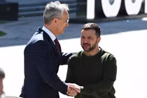 Tổng thư ký NATO Jens Stoltenberg (trái) và Tổng thống Ukraine Vladimir Zelensky (phải) tại Kiev vào ngày 29/4 (Ảnh: Getty)