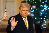 Donald Trump rời khỏi Điện Elysee ở Paris, Pháp, ngày 7/12. Ảnh: Getty.