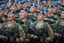 Quân nhân Ukraine trong một cuộc diễu hành. Ảnh: MW.