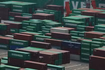 Các container được chụp ảnh tại một cảng công nghiệp ở Tokyo, Nhật Bản, ngày 2/7. Ảnh: Reuters.