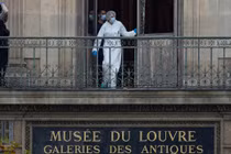 Một nhân viên pháp y người Pháp đang kiểm tra cửa sổ và ban công của Bảo tàng Louvre ở Paris vào ngày 19/10. Ảnh: Getty.