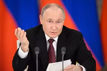 Tổng thống Nga Vladimir Putin phát biểu trước giới truyền thông tại Điện Kremlin ở Moscow, ngày 11/5. Ảnh: Reuters.