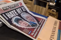Trang nhất của một tờ báo có hình ảnh Tổng thống Mỹ Donald Trump và Elon Musk được trưng bày tại một cửa hàng ở Sân bay Quốc gia Ronald Reagan Washington ở Arlington, Virginia, Mỹ ngày 6/6. Ảnh: Reuters.