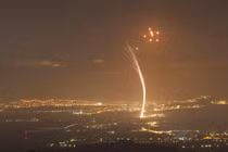 Tên lửa bắn từ miền nam Lebanon bị hệ thống phòng không Iron Dome của Israel đánh chặn trên vùng Thượng Galilee ở miền bắc Israel vào ngày 15/7 (Ảnh: AFP)