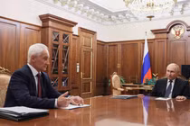 Tổng thống NGa Vladimir Putin thảo luận với Phó Thủ tướng thứ nhất Andrei Belousov tại Moscow (Ảnh: Sputnik)