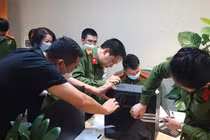 Cảnh sát khám xét trụ sở FLC hôm 29/3