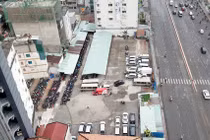 Khu "đất vàng" số 7 - 9 Tôn Đức Thắng được chủ đầu tư quây kín và sử dụng làm bãi đỗ xe (Nguồn: Tuổi trẻ Online)