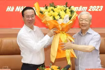 Tổng Bí thư Nguyễn Phú Trọng - Bí thư Quân ủy Trung ương - chúc mừng Chủ tịch nước Võ Văn Thưởng được Bộ Chính trị chỉ định tham gia Ban Thường vụ Quân ủy Trung ương.