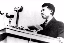 Chủ tịch Kim Nhật Thành phát biểu trước người dân Bình Nhưỡng sau chiến thắng phát xít Nhật, tháng 8/1945