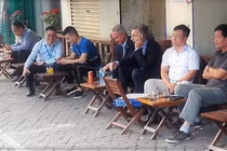 Tổng thống Argentina Maurico Macri thưởng thức cafe vỉa hè trên đường Lý Thường Kiệt. Ảnh: Clarin