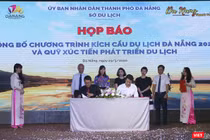 Đại diện các doanh nghiệp kinh doanh dịch vụ di lịch ký cam kết tham gia chương trình giảm giá kích cầu du lịch Đà Nẵng 2020