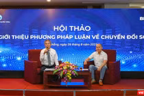 Ông Nguyễn Quang Thanh – Giám đốc Sở TT&TT TP Đà Nẵng (trái) và ông Nguyễn Tử Quảng - CEO, Chủ tịch Tập đoàn công nghệ BKAV trong buổi đối thoại với các doanh nghiệp tại hội thảo về chuyển đổi số diễn ra chiều nay, 26/8.