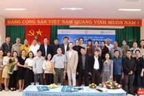 Đại diện các bên chụp ảnh lưu niệm nhân sự kiện Trung tâm Y tế huyện Cư M’gar nhận danh hiệu Bệnh viện Thực hành nuôi con bằng sữa mẹ xuất sắc