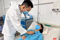 Bác sĩ thăm khám cho bệnh nhân sau phẫu thuật