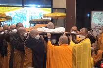 Nghi lễ nhập kim quan Thiền sư Nhất Hạnh (ảnh Tuấn Hiệp)