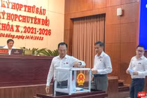 Các đại biểu HĐND bỏ phiếu bãi nhiệm tư cách đại biểu HĐND và chức danh Phó Chủ tịch HĐND TP đối với ông Lê Minh Trung
