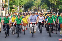 Ông Kim Højlund Christensen - Đại sứ Đan Mạch tại Việt Nam cũng lãnh đạo UBND tỉnh Thừa Thiên Huế đạp xe để hưởng ứng "Ngày môi trường thế giới”