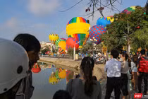 Du khách tham dự ngày hội Khinh khí cầu ở Hội An
