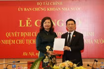 Bà Vũ Thị Chân Phương nhận quyết định bổ nhiệm chức vụ Chủ tịch UBCKNN