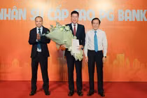 Tân Quyền Tổng giám đốc PG Bank Phạm Mạnh Thắng (giữa) và tân Chủ tịch HĐQT PG Bank Nguyễn Phi Hùng (trái). Ảnh: PG Bank