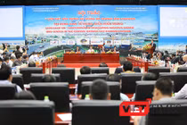 Chiều 9/11, tại Đà Nẵng, hơn 200 đại biểu đến từ các cơ quan nghiên cứu, các chuyên gia kinh tế, đại diện các tỉnh miền Trung, cùng đại diện các doanh nghiệp trong và ngoài nước đã cùng họp bàn về phát triển logistics tại khu vực