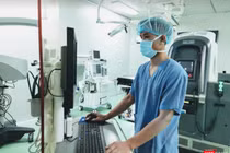 Nhân viên y tế vận hành trang thiết bị y tế, máy móc hiện đại (Ảnh - Minh Thuý) 