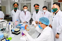Chủ tịch Quốc hội Vương Đình Huệ kiểm tra tiến độ nghiên cứu vaccine phòng COVID-19 ở Học viện Quân Y (Ảnh - Quốc Chính) 