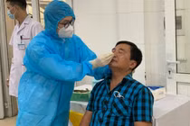 Nhân viên y tế lấy mẫu xét nghiệm COVID-19 cho viên chức, người lao động, bác sĩ ở Bệnh viện Phổi Trung ương (Ảnh - BVCC) 