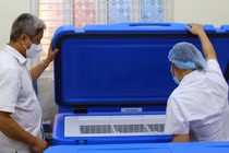 Thứ trưởng Bộ Y tế Nguyễn Trường Sơn kiểm tra kho bảo quản vaccine phòng COVID-19 (Ảnh - Ngọc Mai) 