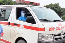 Xe cấp cứu chở bệnh nhân COVID-19 (Ảnh - Minh Thúy)