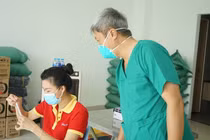 Thứ trưởng Nguyễn Trường Sơn tại điểm lấy mẫu xét nghiệm COVID-19 ở Chung cư Sài Gòn Gateway (TP. Thủ Đức) (Ảnh - Diễm Hằng) 