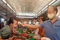 Kiểm tra nhiệt độ của người dân tại chợ Ngọc Hà (Ảnh - UBND Quận Ba Đình) 