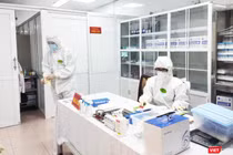 Nhân viên y tế làm việc trong phòng xét nghiệm (Ảnh - Minh Thuý) 