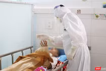 Bác sĩ chăm sóc cho bệnh nhân trong khu vực cách ly phòng COVID-19 (Ảnh - Minh Thuý) 