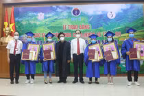 GS.TS. Tạ Thành Văn và TS. Phạm Văn Tác trao bằng tốt nghiệp cho các học viên (Ảnh - Minh Thuý) 