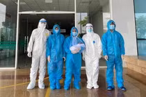 Các bác sĩ chúc mừng bệnh nhân được xuất viện (Ảnh - BVCC) 