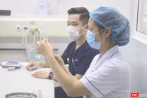 Nhân viên y tế chuẩn bị tiêm vaccine (Ảnh - Minh Thuý) 
