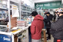 Người bệnh xếp hàng mua thuốc
