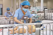 Bác sĩ chăm sóc cho trẻ bị nhiễm khuẩn huyết do tụ cầu đang được điều trị tại Khoa Điều trị tích cực nội khoa của Bệnh viện (Ảnh - BVCC)