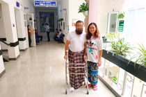 Bệnh nhân đi lại bình thường sau phẫu thuật (Ảnh: Bệnh viện Hữu nghị Việt Đức)