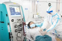 Bác sĩ khám cho bệnh nhân COVID-19 (Ảnh - BYT) 