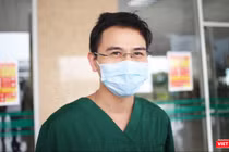 BS. Phạm Văn Phúc – Khoa Hồi sức tích cực, Bệnh viện Bệnh Nhiệt đới Trung ương (Ảnh: Minh Thúy) 