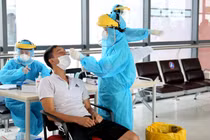 Nhân viên y tế lấy mẫu xét nghiệm COVID-19 cho người dân (Ảnh - Xuân Hải) 