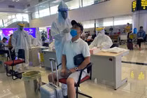 Nhân viên y tế lấy mẫu xét nghiệm COVID-19 cho người dân tại sân bay (Ảnh - BYT) 