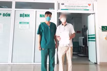 Bệnh nhân P. mắc COVID-19 khoẻ mạnh trong ngày ra viện (Ảnh - Đặng Thanh) 