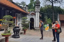 Người dân đến một di tích trên địa bàn TP. Hà Nội (Ảnh - Nguyễn Thanh) 