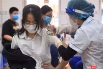 Học sinh được tiêm vaccine COVID-19 ở Trường THCS Nguyễn Trãi, quận Hà Đông (Ảnh - Minh Thuý) 